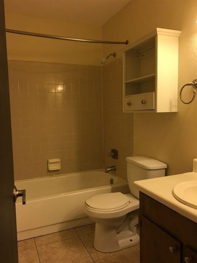 Building Photo - 2 Bedroom Apartment Walking Distance to FSU