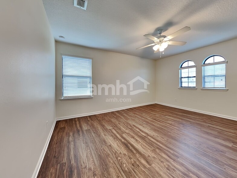 Building Photo - 235 Buck Run Way