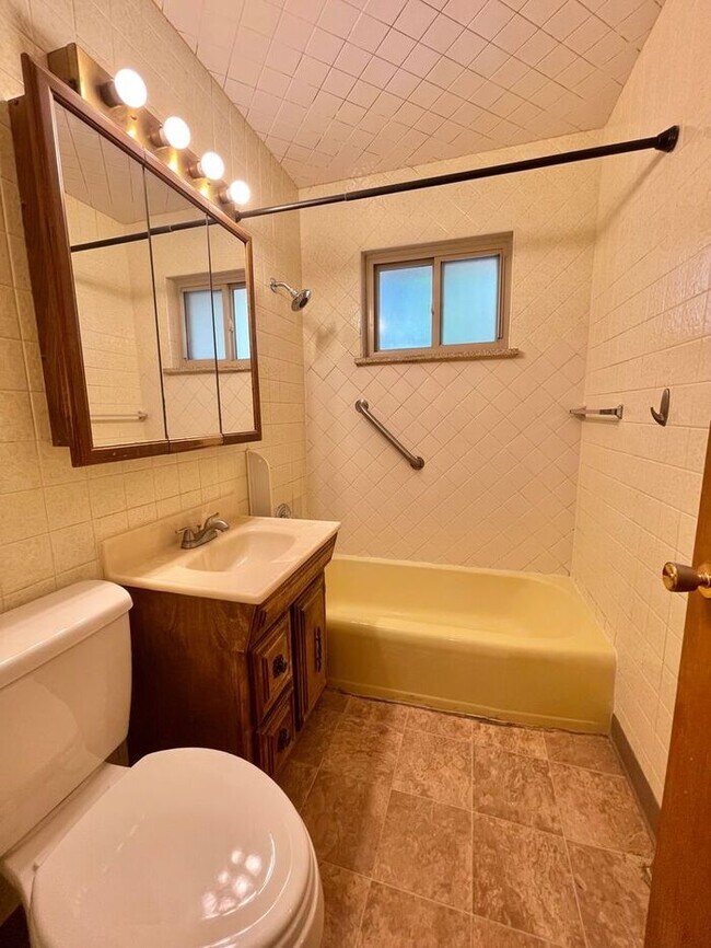 Building Photo - Spacious 3 Bedroom, 1.5 Bathroom Home in G...