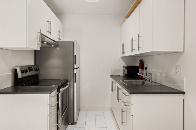 Building Photo - Secluded Rockridge 2BD | Parking Included | Near BART, Shops & Dining