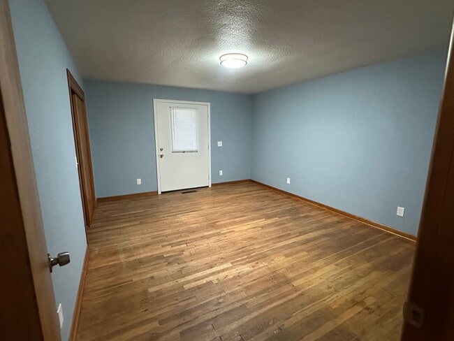 Building Photo - Large 4 Bedroom 2 Bath 1 Story Home with Large back deck