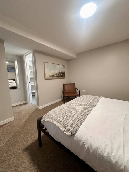 Building Photo - 736 N Throop St