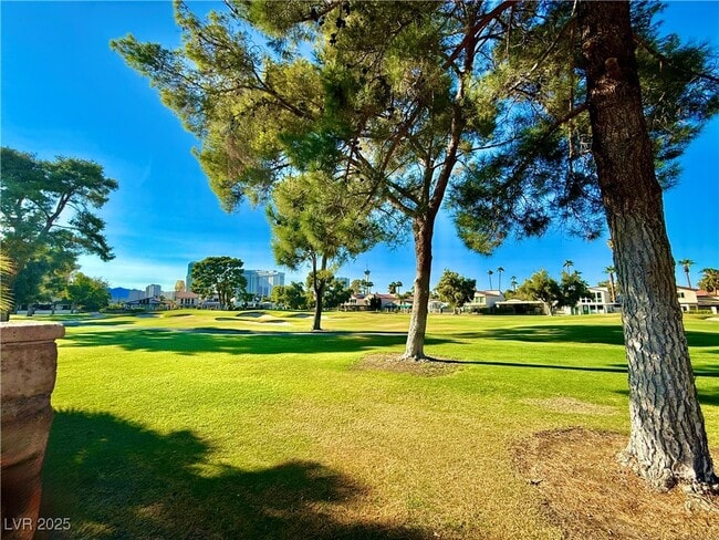 Building Photo - 920 Pinehurst Dr