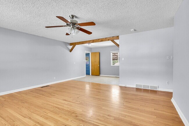 Building Photo - $1,900.00, 3-bed, 2 bath, located in Color...