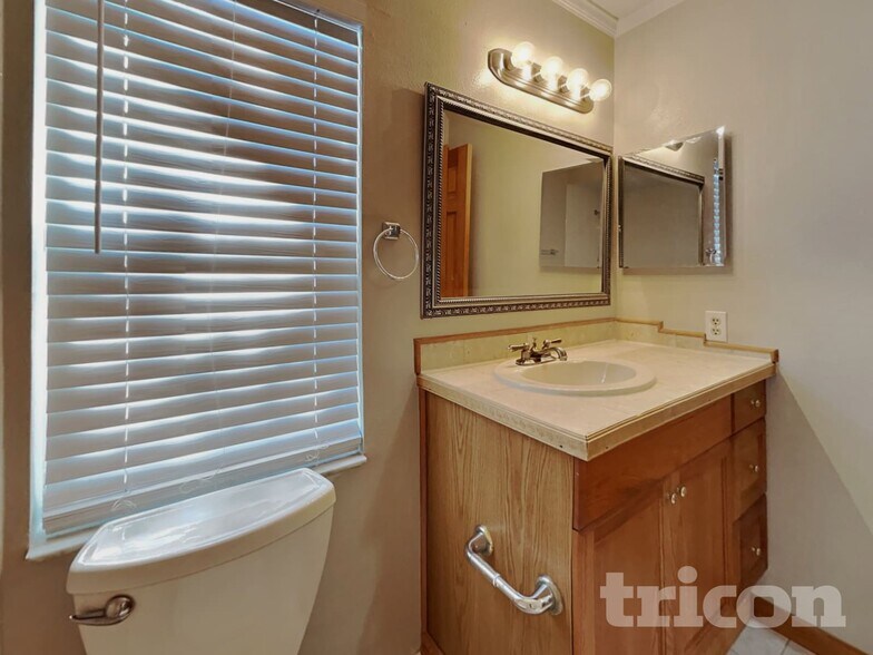 Building Photo - 193 Rosedale Ave