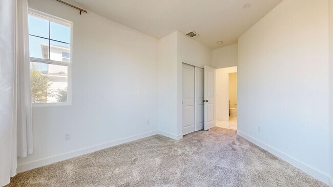 Building Photo - Bright & Beautiful 4 Bedroom 3 Full Bathroom Home!