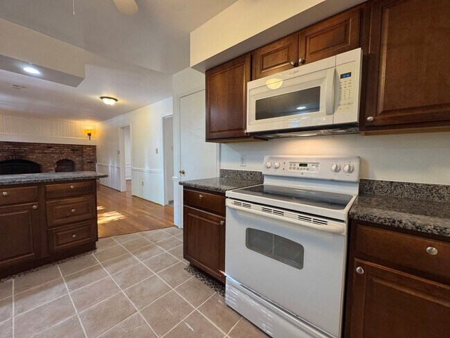 Building Photo - Spacious 4 Bed 2/2 Bath Home with Park-Lik...