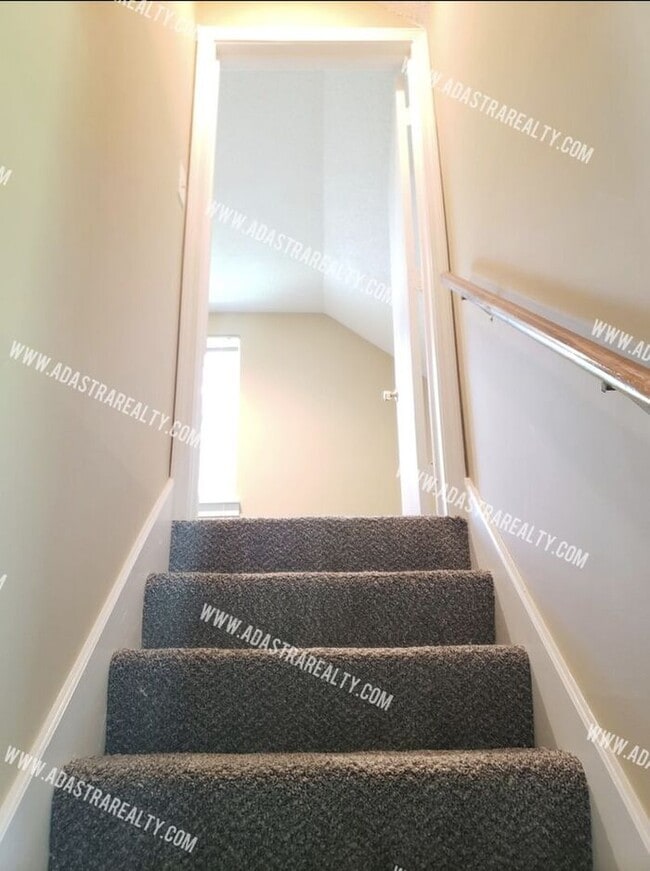 Building Photo - 3 Bedroom Duplex in Olathe North District-Available in AUGUST!!