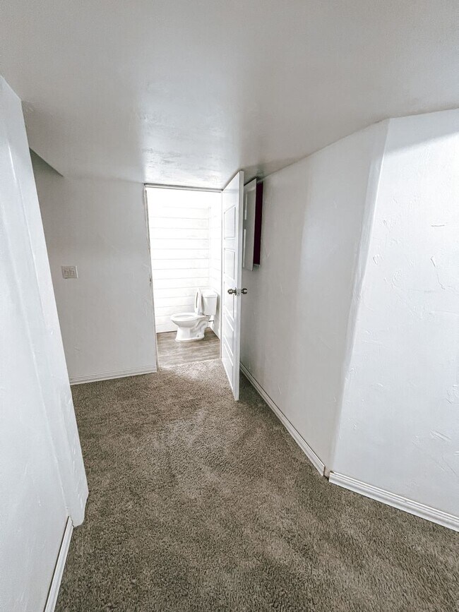 Building Photo - Stylish Corner Townhome
