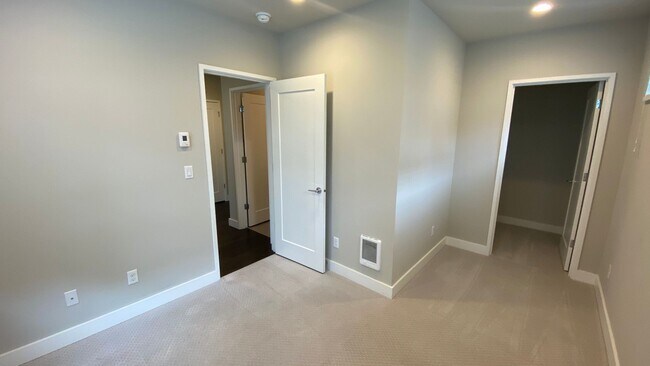 Building Photo - Modern 4BR Townhome in Prime Bellevue | AC | Bellevue Schools | Minutes to Microsoft