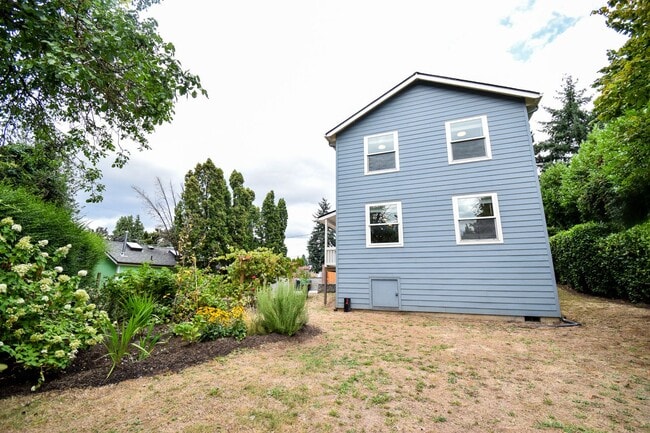 Building Photo - Beautiful 4 Bedroom 2 Bath Home in NE Port...