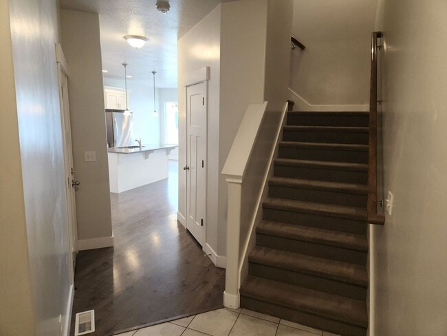 Building Photo - 4 Bedroom 2.5 Bathroom Lehi Townhome!
