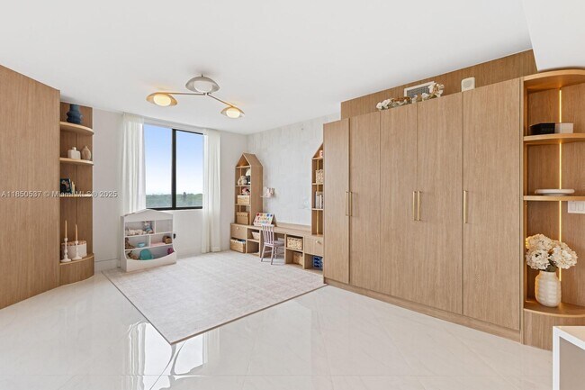 Building Photo - 301 Altara Ave
