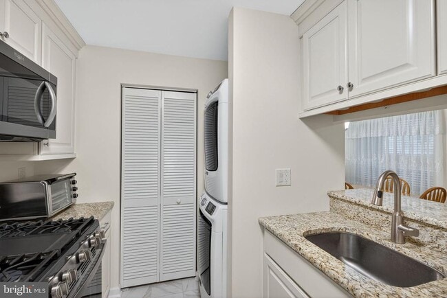 Building Photo - 511 Diamond Dr