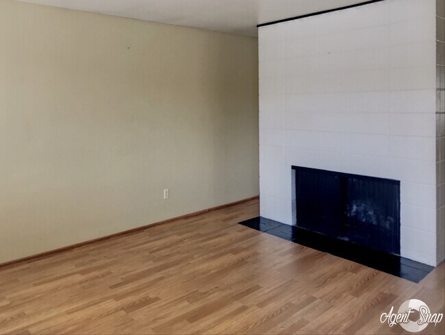 Building Photo - 3-Bedroom North Green Lake Townhouse-Style...