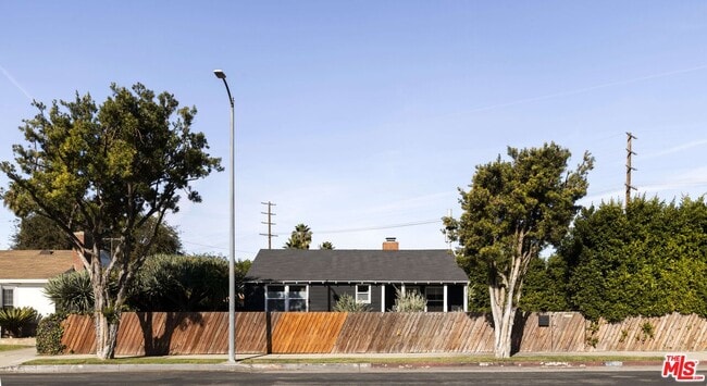 Building Photo - 2701 Coliseum St