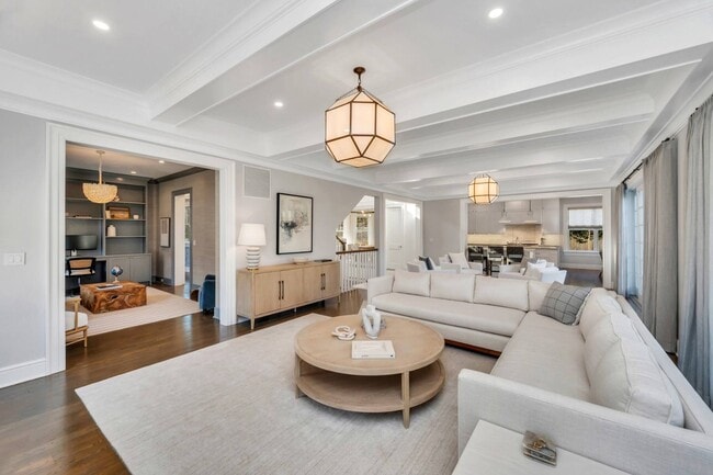 Building Photo - 21 Barn Ln