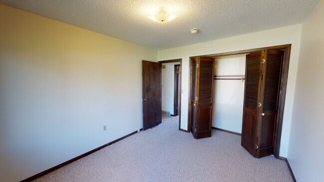 Building Photo - 2 Bedroom Duplex Available August 1st, 2026