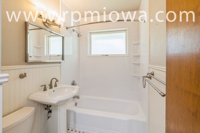 Building Photo - WELCOME HOME!! 3 Bedroom, 1 Bath Home in Des Moines