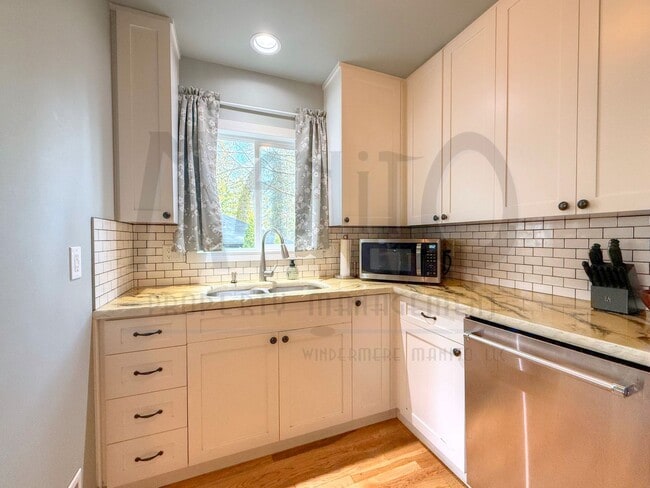 Building Photo - Beautiful Home Near Perry District