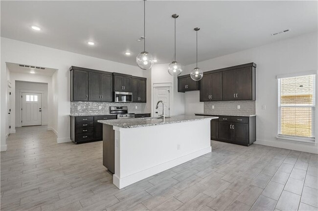 Building Photo - 800 Lewis St