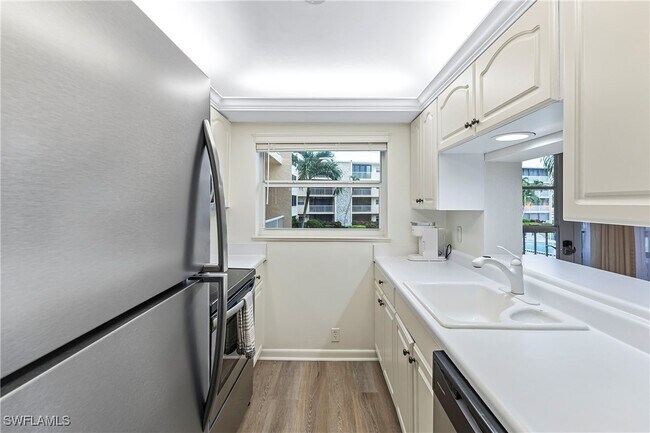 Building Photo - 3000 Gulf Shore Blvd N