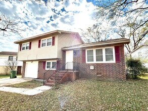 Building Photo - THREE BEDROOM/TWO BATH SPACIOUS HOME - CENTRAL LOCATION