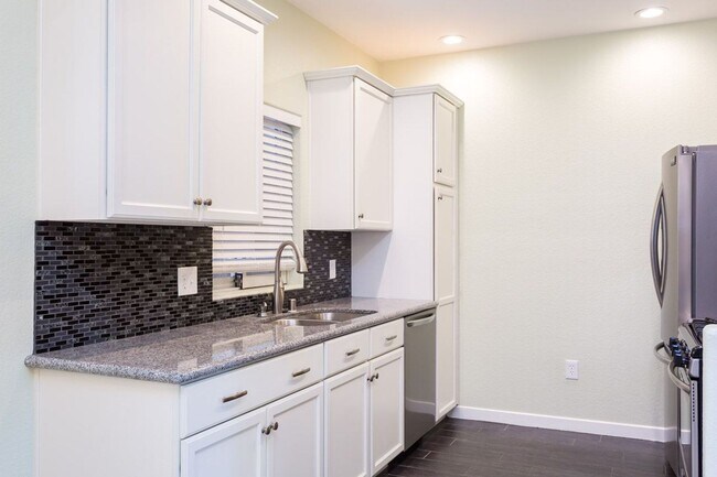 Building Photo - Lovely single-story condo in the community of Rancho Mission Trails!