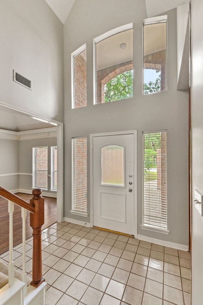 Building Photo - Spacious and Full of Character -  3,000+ S...