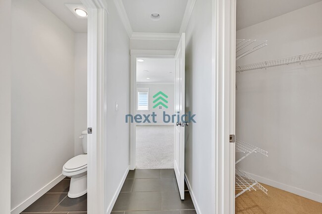 Building Photo - A spacious 4-bedroom+ 2 dens +Bonus Room a...