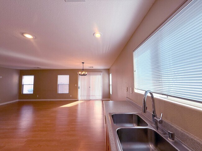 Building Photo - Great 3 bedroom home with open downstairs ...