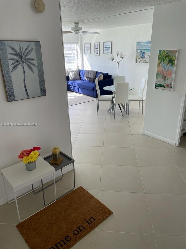 Building Photo - 220 Kings Point Dr