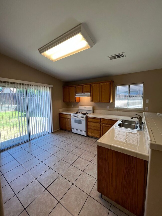 Building Photo - 2902 Tar Springs Ave