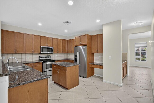 Building Photo - 9479 Sedgewood Dr