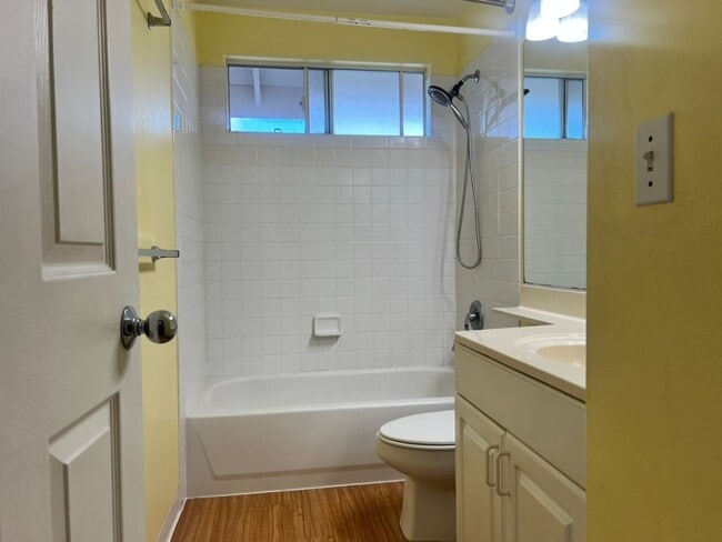 Building Photo - Unfurnished 3 bedroom 2 bath condo (top fl...