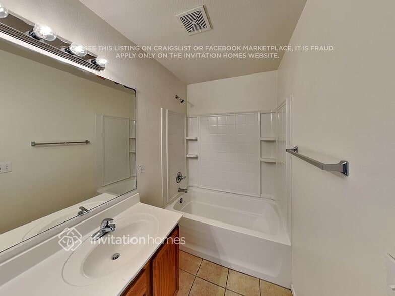 Building Photo - 916 E Corral St