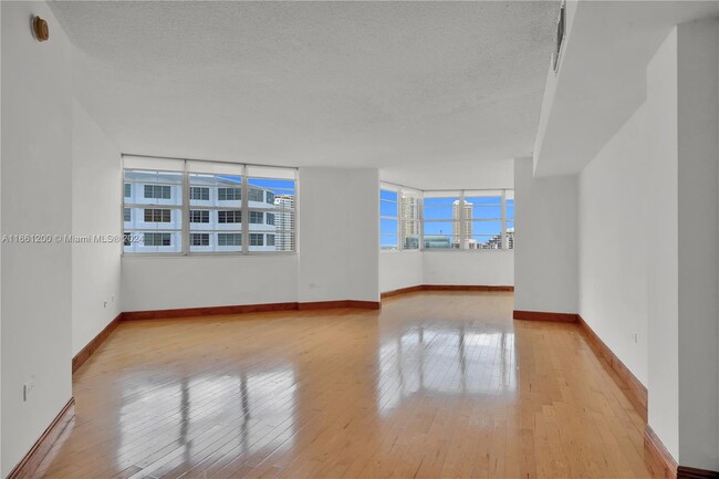 Building Photo - 905 Brickell Bay Dr