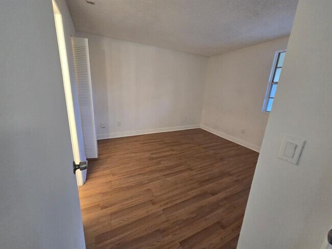 Building Photo - 1241 SW 46th Ave