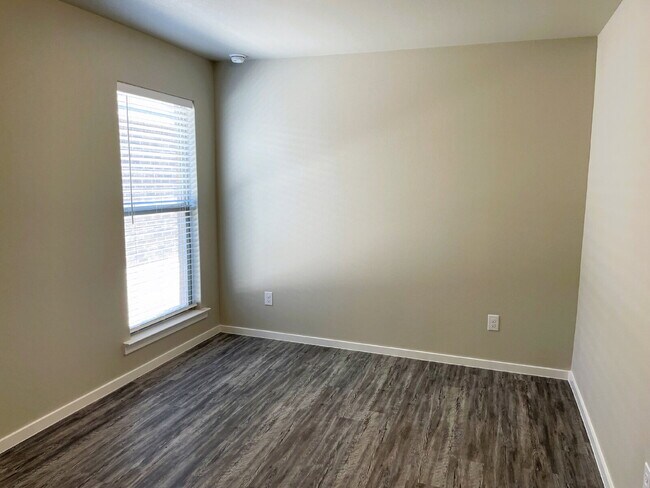 Building Photo - Stunning Home Located in Northwest Corrido...