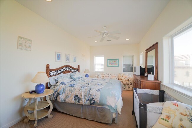 Building Photo - 16619 Bayfront Dr