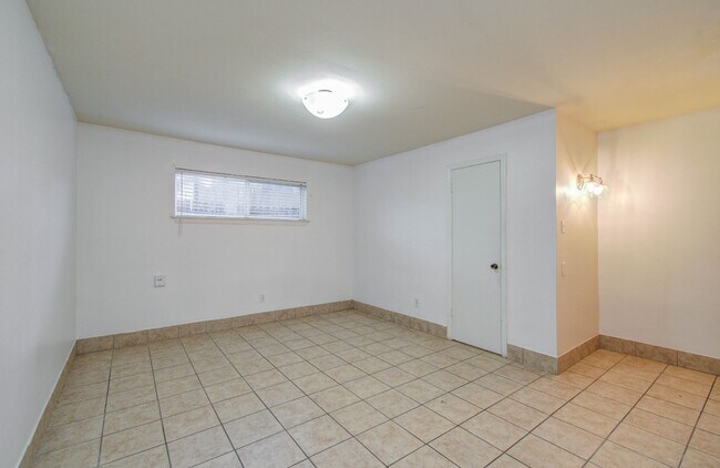 Building Photo - 8110 Albacore Dr