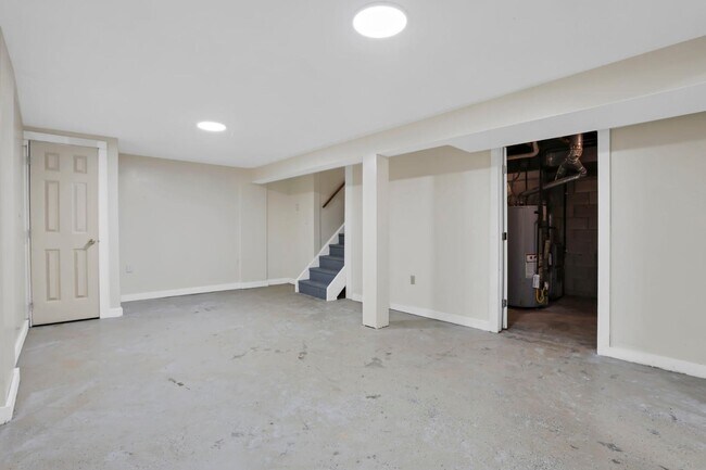 Building Photo - 5541 Mid Day Dr