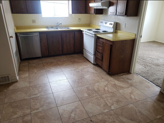 Building Photo - 475-477 Delta Cir