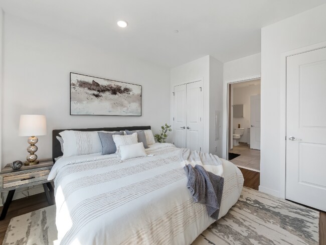 Building Photo - 675 Monmouth St