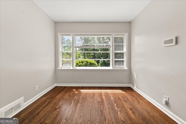 Building Photo - 1935 Handley Ave SW