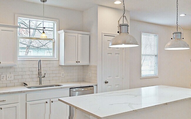 Building Photo - One Block to A&M! Kyle Field walking distance! Newly remodeled, all appliances, 5 bd/4 bth across...