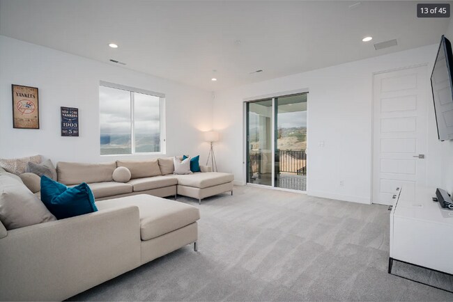 Building Photo - Stunning 5-bedroom, 4.5-bath home