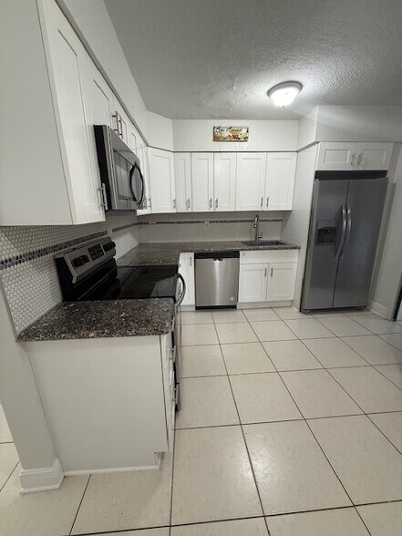 Building Photo - 13300 NE 10th Ave