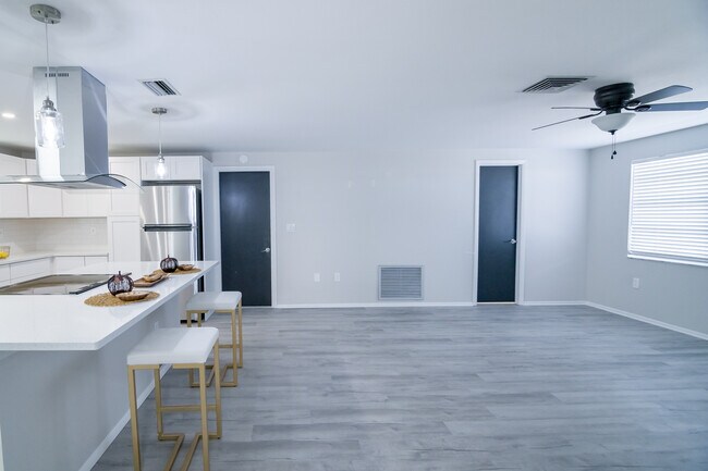 Building Photo - 6443 Lomand Ave