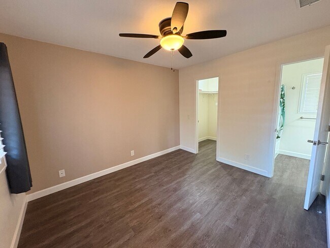 Building Photo - ***MOVE-IN SPECIAL*** AVAILABLE NOW! 2 Bedroom 2 bathroom upstairs unit located in Ontario